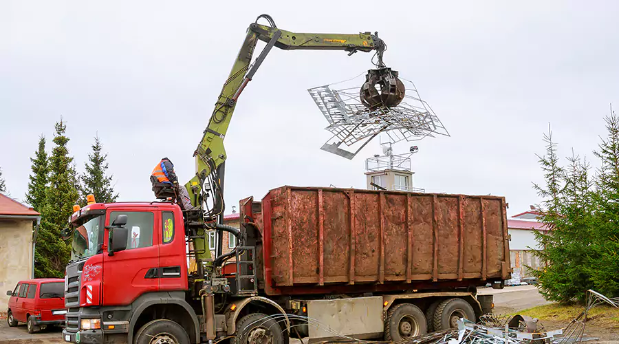 Why Use Specialized Heavy Equipment Hauling Services
